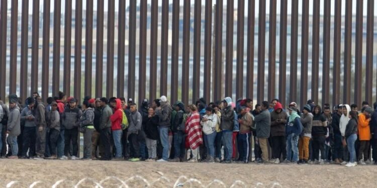 Gobierno de Trump revisará procesos de refugiados que ingresaron a EU durante administración de Biden