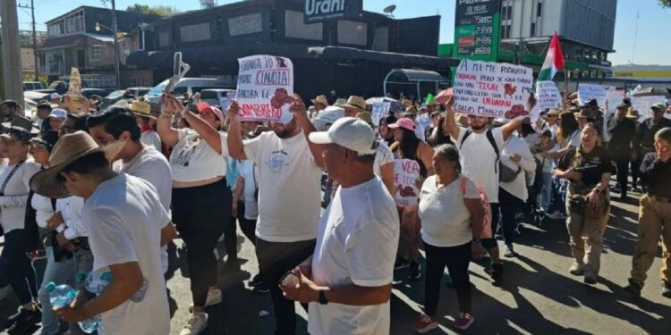 Inicia marcha con miles de asistentes en Uruapan para exigir justicia por el alcalde Carlos Manzo