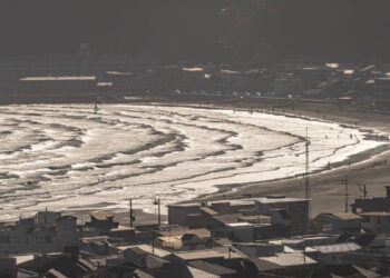 Japón registra pequeños tsunamis en la costa noreste tras un sismo en el mar