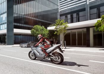ABS y seguridad vial: tres décadas de innovación de Bosch que protegen a los motociclistas