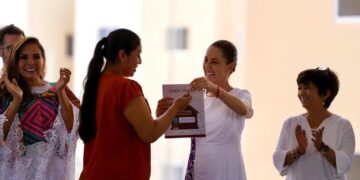 En Quintana Roo, Presidenta Claudia Sheinbaum entrega 225 viviendas nuevas, 497 liberaciones de hipoteca y 193 escrituras