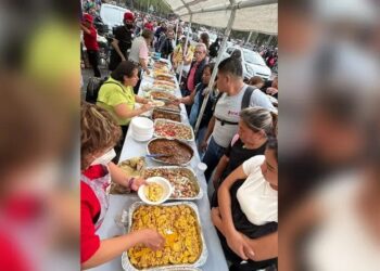 Regalan casi 4 toneladas de tacos a peregrinos en CDMX