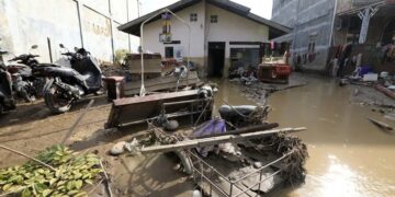 Más de 700 fallecidos y medio millar de desaparecidos por las inundaciones en Indonesia