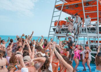 El 40 % de los jóvenes Gen Z organiza sus viajes desde el celular: así cambia la industria turística