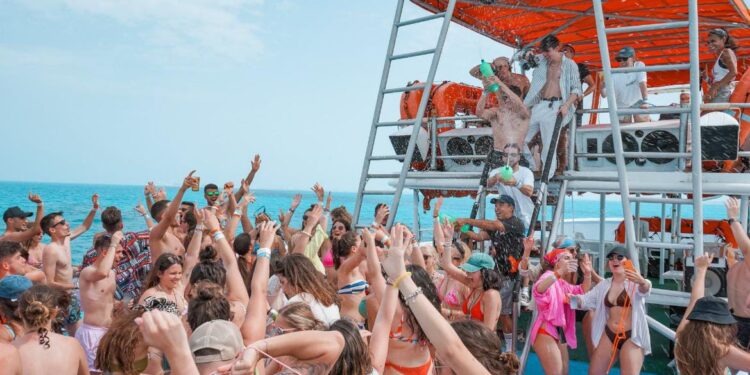 El 40 % de los jóvenes Gen Z organiza sus viajes desde el celular: así cambia la industria turística