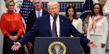 Trump llega a acuerdos con 9 farmacéuticas para bajar precios de medicamentos en EE. UU.