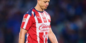 Chivas le da las gracias al ‘Chicharito’, que se va luego de una segunda etapa de pesadilla y tras fallar un penalti inolvidable