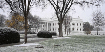 Tormenta invernal deja nieve, aguanieve y cierres en la costa este de EU