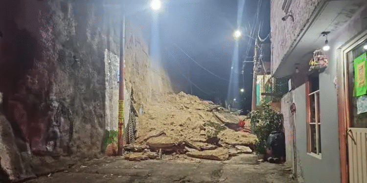 Deslizamiento de tierra en Acuilotla afecta viviendas y evacúan a 15 personas