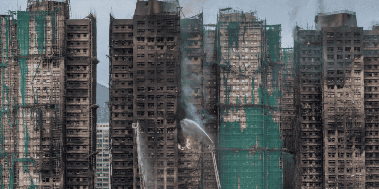 Detenidas 13 personas por incendió en Hong Kong, mientras subió a 151 el número de fallecidos