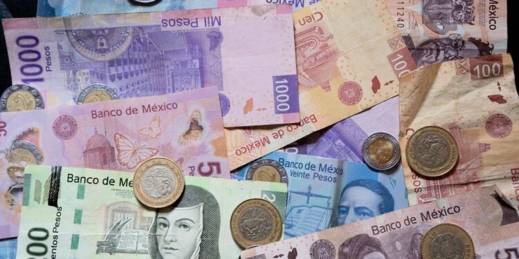 Capital.com: el peso mexicano cierra el año como una de las divisas más líquidas emergentes