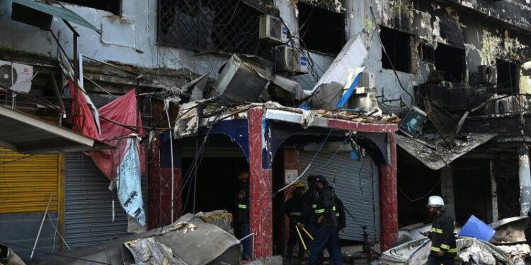 Suman 67 muertos tras incendio de un centro comercial en Pakistán