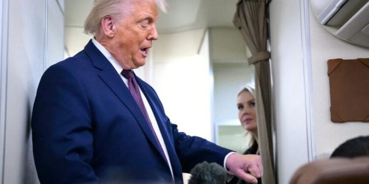 Trump amenaza a Canadá con «aranceles del 100%» si hay acuerdo comercial con China