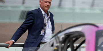 Renuncia Steve Phelps, comisionado de NASCAR