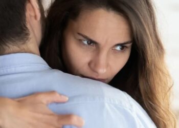 Los abrazos ayudan a mejorar la salud mental, pero hay quienes los usan para manipular