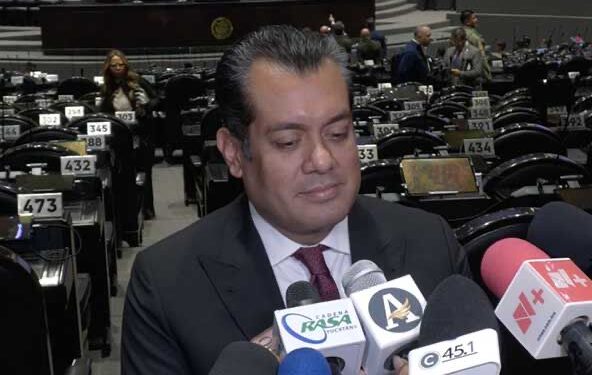 “Entre la Constitución y la campaña mediática”, libro con una perspectiva distinta sobre asignación de diputaciones, señala Sergio Gutiérrez