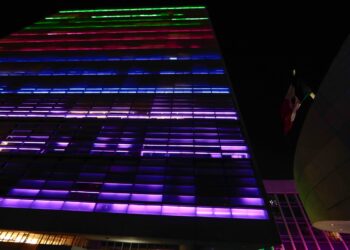 Senado fue iluminado de verde, rosa, azul y morado para conmemorar Día Mundial de las Enfermedades Raras