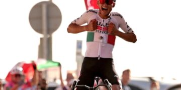 Isaac del Toro conquista Jebel Hafeet, toma el jersey rojo y es campeón virtual del UAE Tour 2026