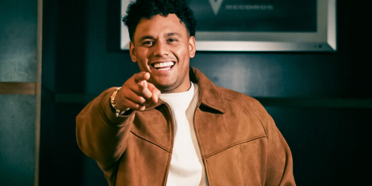 El colombiano Chelo Ramírez se vuelve viral tras entrevista en México y despierta expectativa entre seguidores del regional mexicano