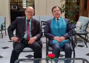 Maestro Raúl Gómez, presidente del Instituto de Ciencias y Humanidades (izq) con el Doctor Luis Miguel Martínez Anzures, presidente del INAP