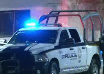 Hallan a dos personas muertas dentro de un vehículo en Barrio de Zapotla, Iztacalco