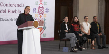 México abre la puerta a un puente aéreo con Cuba tras el envío de ayuda humanitaria