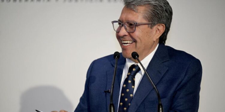 “Me gustaría que la derecha leyera. Voy a mandarle un libro a la diputada Genoveva Huerta”: Ricardo Monreal