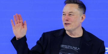 Elon Musk se ofrece a pagar salario de trabajadores de seguridad en aeropuertos afectados por cierre en EU