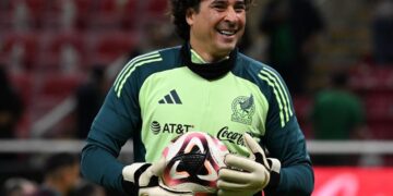 Guillermo Ochoa celebra su regreso al Tri y levanta la mano rumbo al Mundial 2026