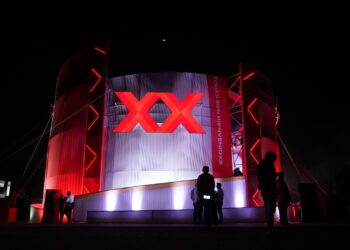 Dos Equis sorprende en EDC México 2026 con su experiencia de brazos robóticos