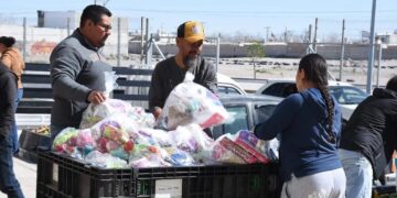 Reparto de despensas, regalos y desayunos disfrazados de cercanía social. Así opera el senador Enrique Vargas del Villar