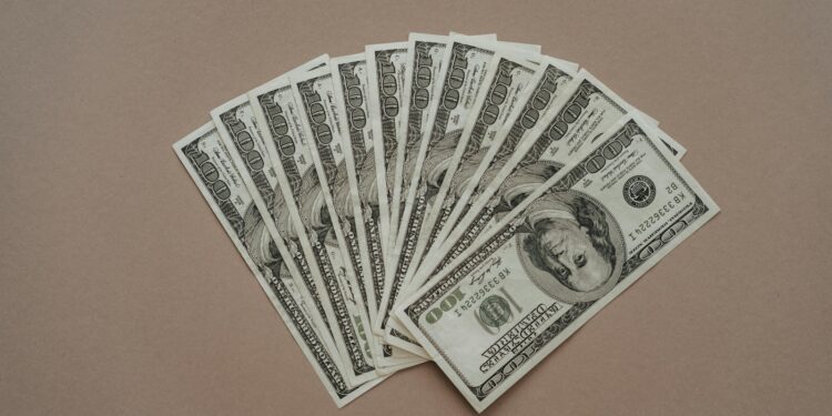 El dólar presiona al peso mexicano en medio de tensiones geopolíticas y decisiones clave de bancos centrales