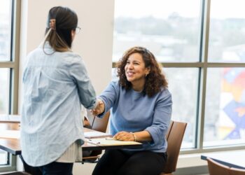 Liderazgo femenino avanza, pero persisten barreras estructurales