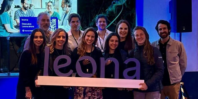 WhatsApp y el costo invisible para los médicos: Leona lanza asistente de IA, devuelve tiempo y equilibrio