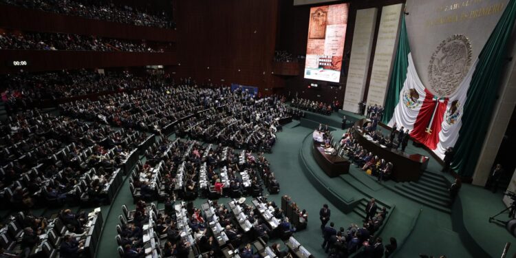 Diputados avalan tope a pensiones públicas en medio de protestas por retroactividad