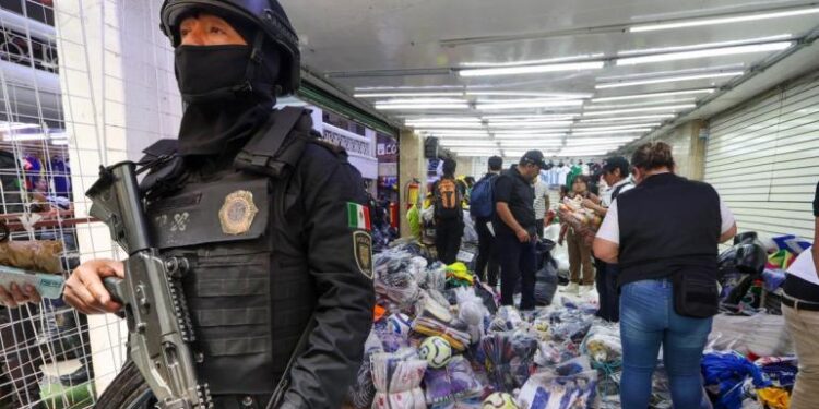 SSC e IMPI catean bodegas en Tepito por productos del Mundial