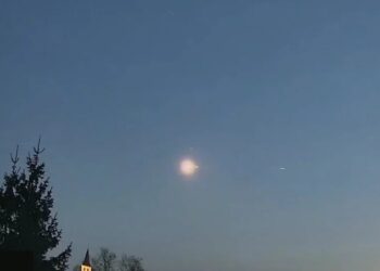 Avistan meteorito en Bélgica, Francia y Alemania; provoca daños a vivienda tras fragmentarse