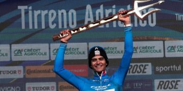 Isaac del Toro es el primer mexicano que conquista el ‘Tridente’ al ganar la carrera Tirreno-Adriático