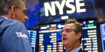 Wall Street abre en rojo: indicadores caen ante menores expectativas de negociaciones entre EU e Irán