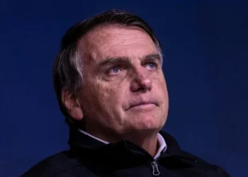 Sale del hospital el expresidente brasileño Jair Bolsonaro tras dos semanas; comienza 90 días de prisión domiciliaria