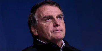 Sale del hospital el expresidente brasileño Jair Bolsonaro tras dos semanas; comienza 90 días de prisión domiciliaria