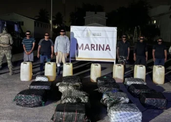 Aseguran embarcación con 650 kilos de cocaína y detienen a seis en Michoacán tras