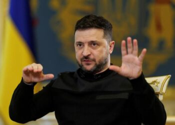 Zelenski condena ataque ruso y conversa con el Papa León XIV sobre la guerra