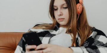 Uso excesivo de audífonos en los jóvenes mexicanos causa sordera prematura e irreversible