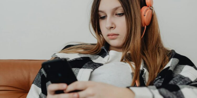 Uso excesivo de audífonos en los jóvenes mexicanos causa sordera prematura e irreversible