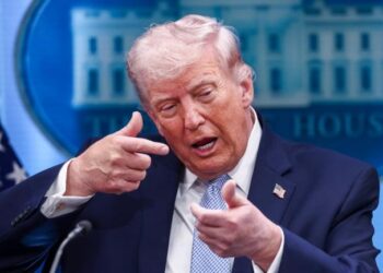 Advierte Trump con imponer aranceles de 50% a proveedores de armas a Irán