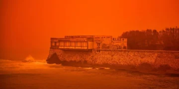El cielo se pinta de rojo en Grecia tras tormenta; un hombre muere por aumento repentino del nivel del agua