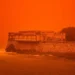 El cielo se pinta de rojo en Grecia tras tormenta; un hombre muere por aumento repentino del nivel del agua