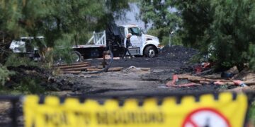 Continúa la extracción de agua de la mina donde permanecen atrapados tres trabajadores en Sinaloa