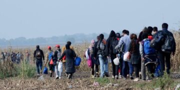 Dan 19 años de prisión a dos sujetos por traficar más de 5 mil migrantes en Reino Unido